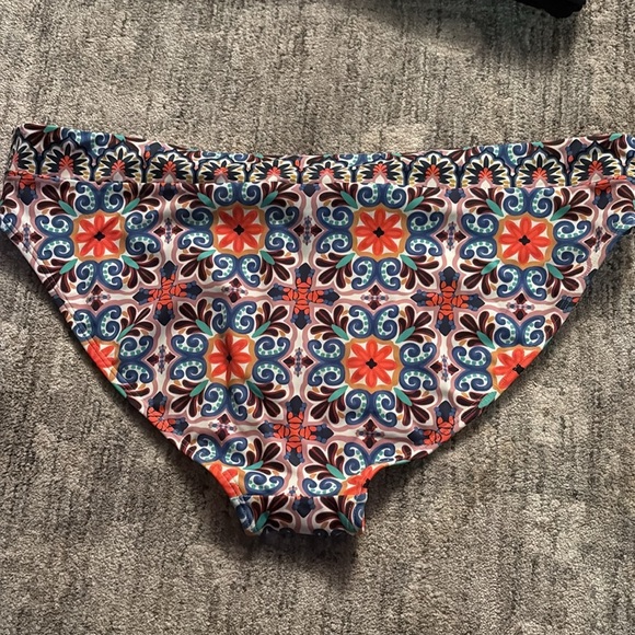 Boden NWT bikini - size 16-18 Black top and patterned bottom Swimwear - Picture 5 of 9